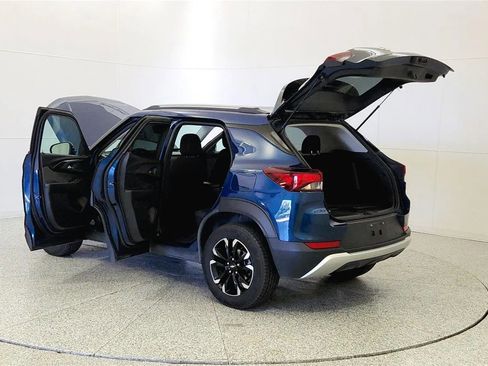 Used 2021 Chevrolet TrailBlazer LT w/ Convenience Package FWD image 11