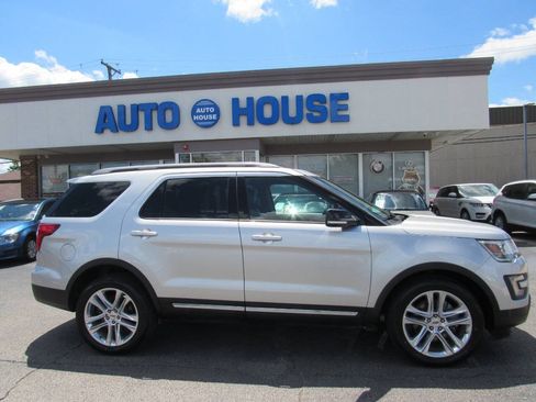 Used 2017 Ford Explorer XLT w/ Equipment Group 202A AWD/4WD image 12