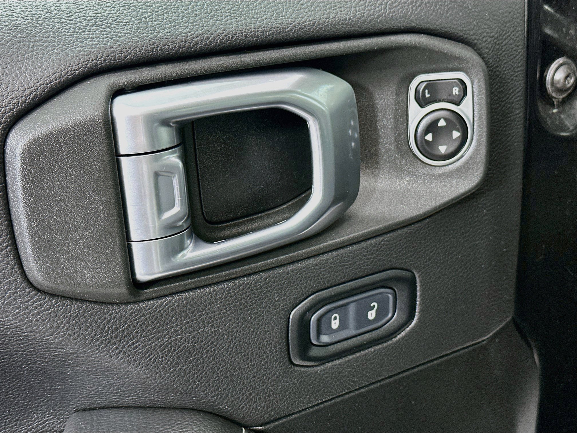 Used 2023 Jeep Wrangler Unlimited Sahara AWD/4WD image 18