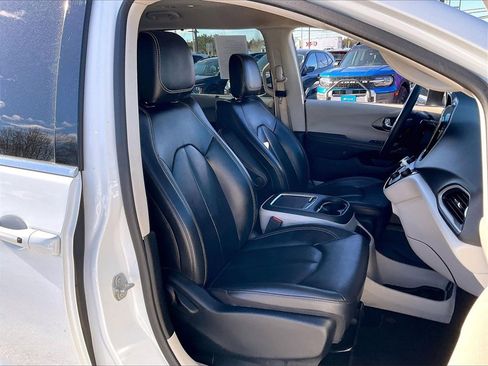 Used 2023 Chrysler Pacifica Touring-L image 10