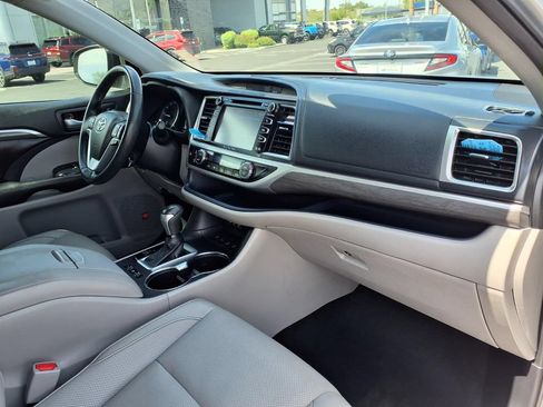 Used 2019 Toyota Highlander Limited AWD/4WD image 18