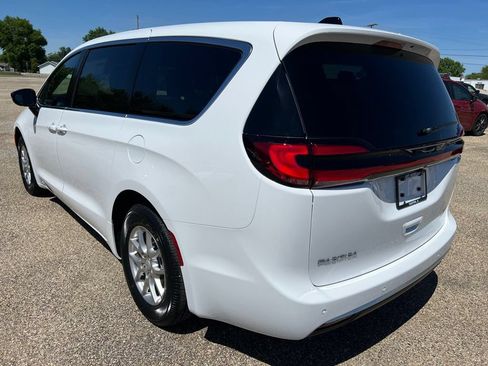 New 2027 Chrysler Pacifica Select FWD image 3