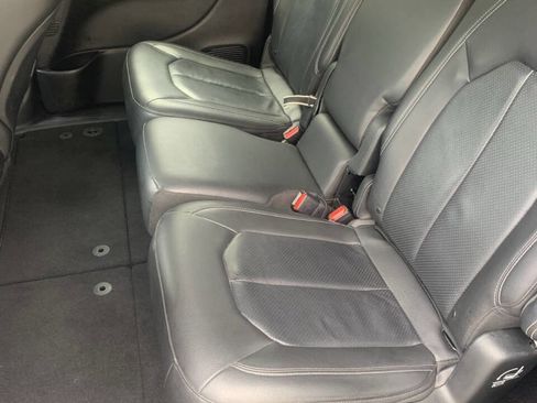 Used 2019 Chrysler Pacifica Touring-L FWD image 29