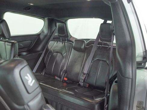 Used 2025 Chrysler Pacifica Select FWD image 9