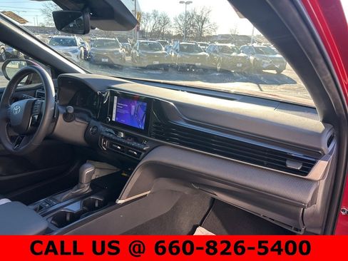 Used 2025 Toyota Camry SE image 7