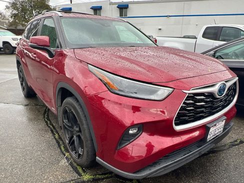 Used 2023 Toyota Highlander XLE image 3