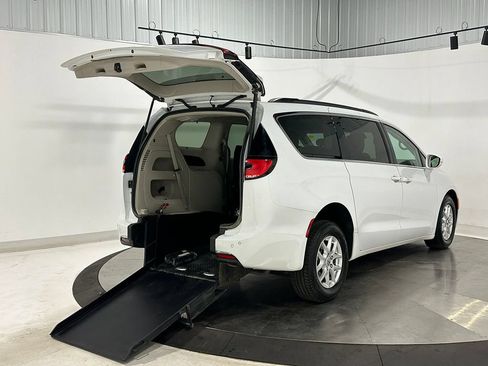 Used 2022 Chrysler Pacifica Touring-L FWD image 46