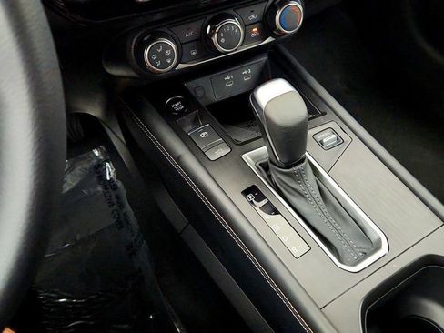 Used 2025 Nissan Kicks SV AWD/4WD image 16