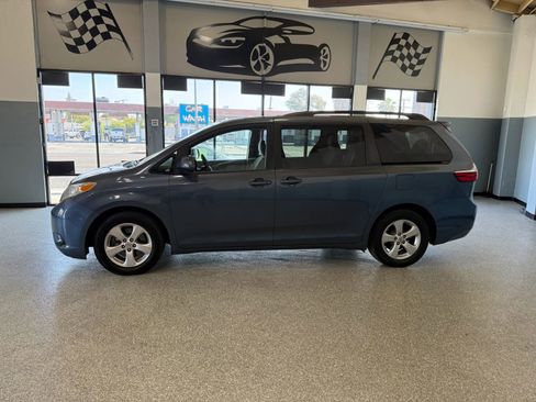Used 2015 Toyota Sienna LE FWD image 4