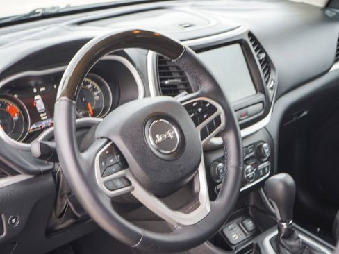 Used 2018 Jeep Cherokee Overland image 6