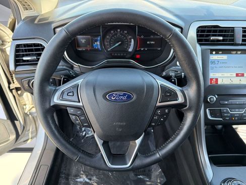 Used 2017 Ford Fusion SE w/ Fusion SE Technology Package image 17