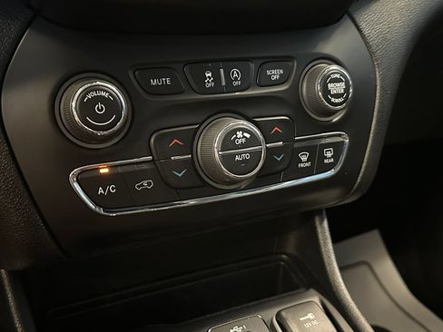 Used 2021 Jeep Cherokee Latitude Lux w/ Sun & Sound Group AWD/4WD image 15