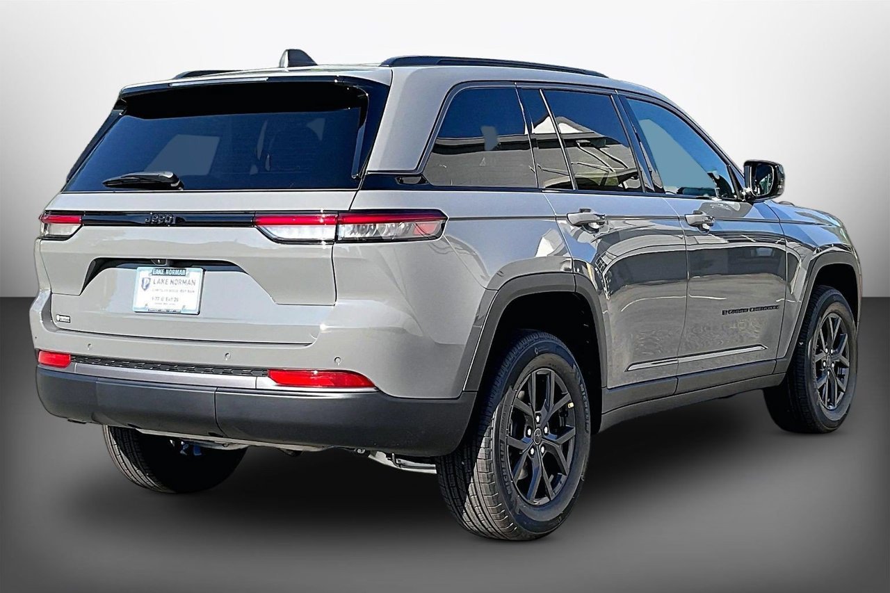 New 2027 Jeep Grand Cherokee Altitude RWD image 8