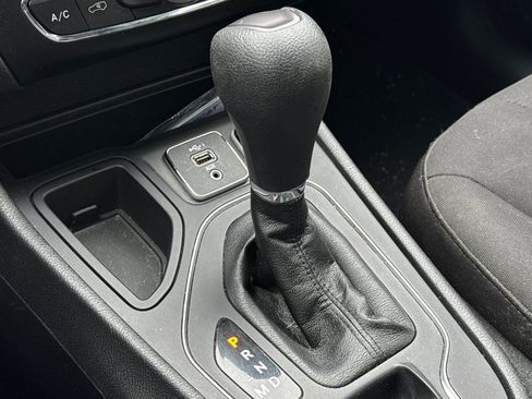 Used 2021 Jeep Cherokee Latitude FWD image 24
