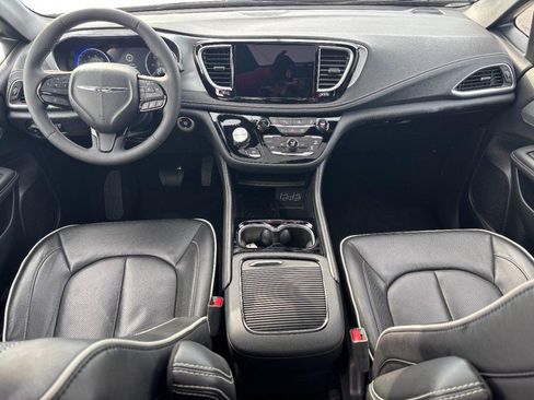 Used 2025 Chrysler Pacifica Limited image 11