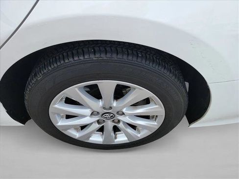 Used 2018 Toyota Camry LE image 12