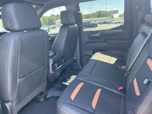Used 2024 GMC Sierra 1500 AT4 w/ Technology Package AWD/4WD image 4