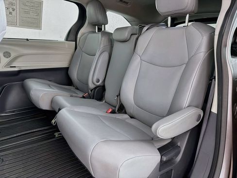 Used 2023 Toyota Sienna XLE FWD image 36