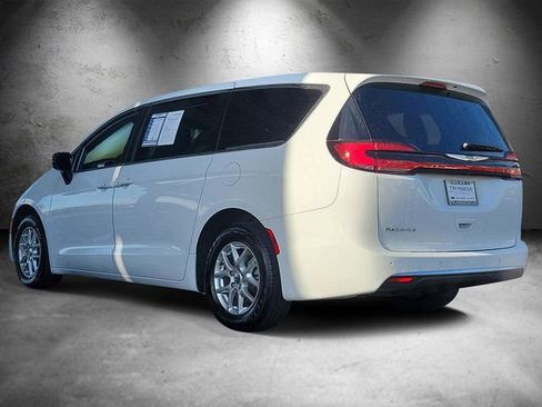 Used 2025 Chrysler Pacifica Select FWD image 4