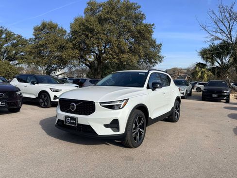 New 2026 Volvo XC40 B5 Core image 2