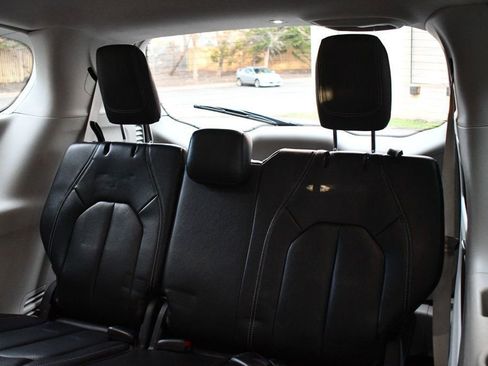 Used 2022 Chrysler Pacifica Touring-L image 31