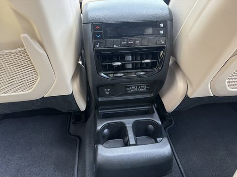Certified 2025 Jeep Grand Cherokee L Limited w/ Black Appearance Package AWD/4WD image 15