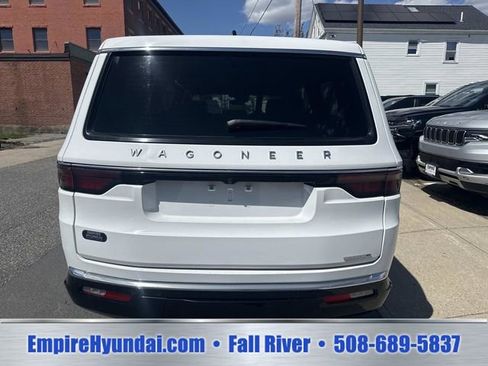Used 2024 Jeep Wagoneer L Series II w/ Flexible Seating Group AWD/4WD image 4