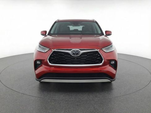 New 2026 Toyota Highlander Platinum image 2