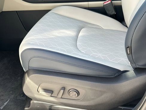 New 2026 Kia Carnival EX FWD image 19