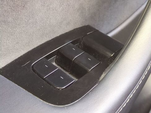 Used 2021 Tesla Model Y Long Range AWD/4WD image 30