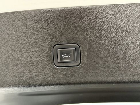 Used 2019 Chevrolet Traverse LT image 16