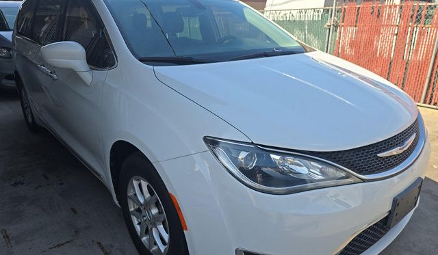 Used 2020 Chrysler Pacifica Touring-L FWD image 3