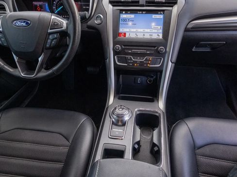 Used 2017 Ford Fusion SE w/ Equipment Group 201A FWD image 15
