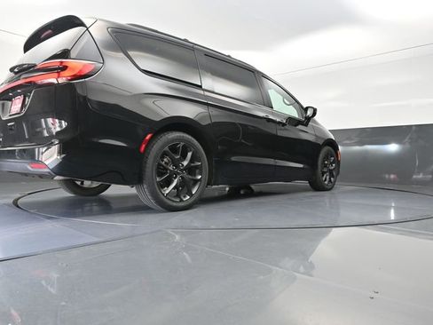 Used 2025 Chrysler Pacifica Limited FWD image 13