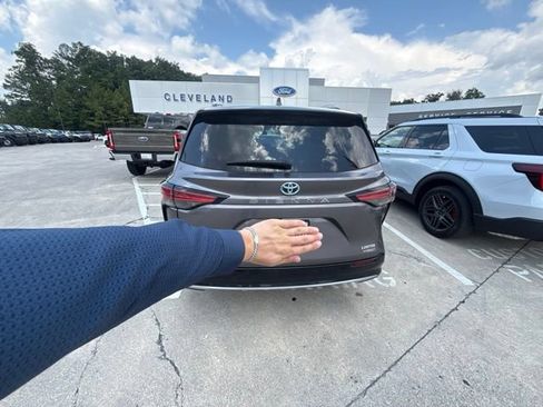 Used 2021 Toyota Sienna Limited FWD image 4