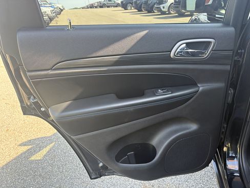Used 2019 Jeep Grand Cherokee Laredo AWD/4WD image 17