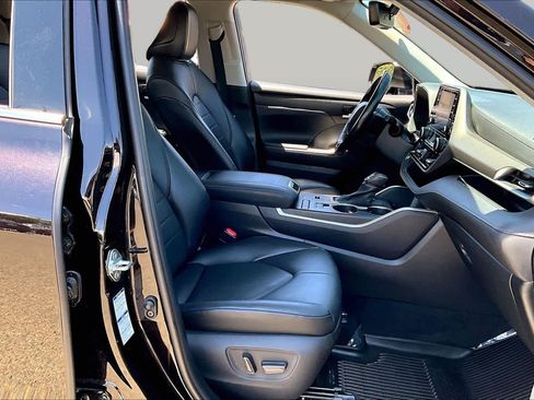 Certified 2021 Toyota Highlander XLE AWD/4WD image 8