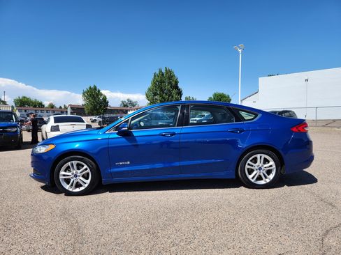 Used 2018 Ford Fusion SE FWD image 2
