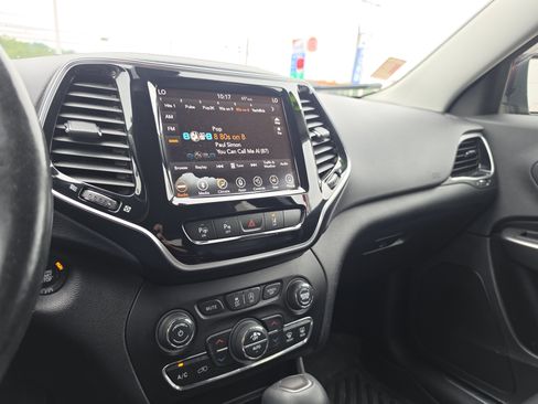 Used 2019 Jeep Cherokee Limited w/ Luxury Group AWD/4WD image 24