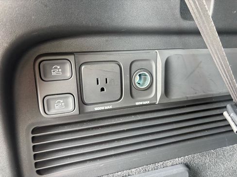 Used 2024 Rivian R1S Adventure AWD/4WD image 25