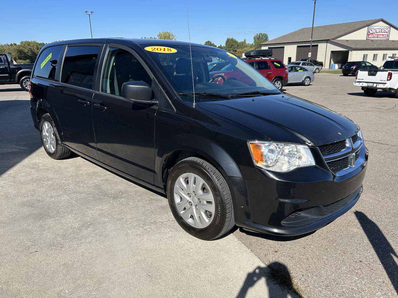 Used 2018 Dodge Grand Caravan SE w/ Rear Park Assist Package FWD image 3