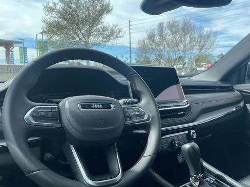 Used 2025 Jeep Compass Trailhawk image 33