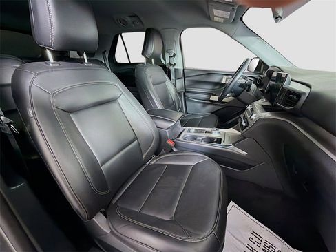 Used 2022 Ford Explorer XLT w/ Equipment Group 202A image 29
