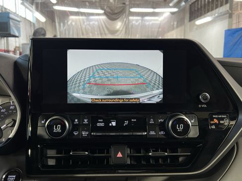 Used 2023 Toyota Highlander XLE FWD image 19