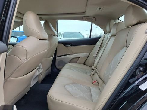 Used 2018 Toyota Camry XLE image 11