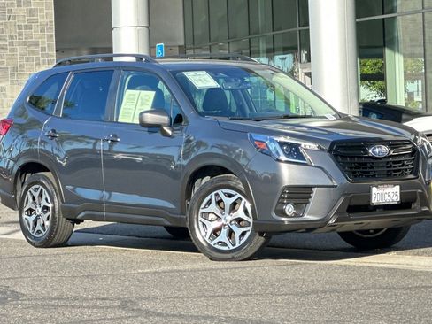 Used 2023 Subaru Forester Premium image 2