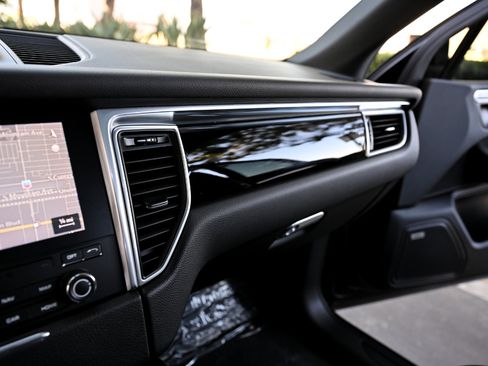 Used 2018 Porsche Macan Sport Edition AWD/4WD image 44