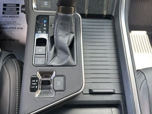 Used 2024 Lexus GX 550 w/ Accessory Package (31) image 30