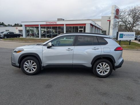 Used 2022 Toyota Corolla Cross LE image 2