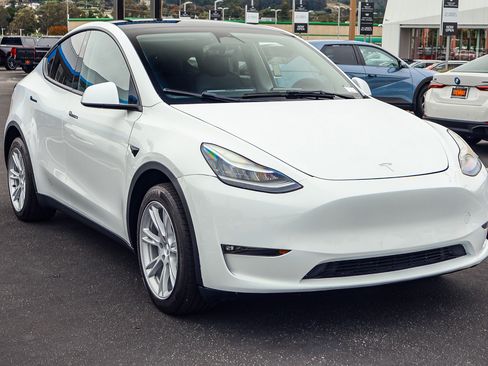 Used 2023 Tesla Model Y Long Range AWD/4WD image 18